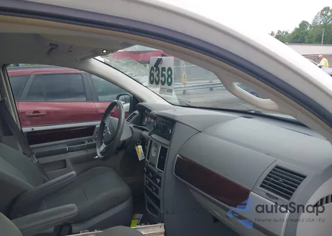 2010 Chrysler Town & Country Touring из США, поврежденный, VIN 2A4RR5D19AR266065